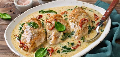 Fotografija piščančjega fileja v smetanovi omaki s špinačo in suhimi paradižniki