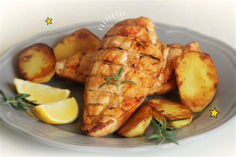 Fotografija pečenega piščanca s krompirjem, čebulo in smetanovo omako