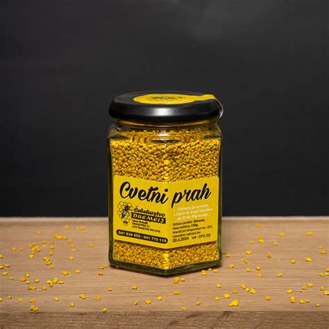 Prah iz črnih trobent v steklenem kozarčku.