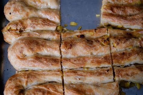 krompirjeva pita z nadevom v pekaču