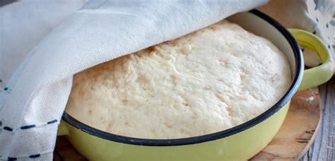 Pripravljeno kvašeno testo za zavitek