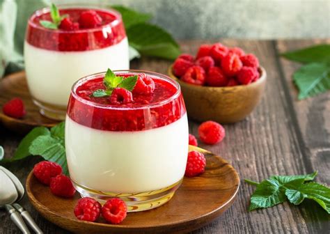 Prikupno pripravljena kokosova panakota z jagodičjem.