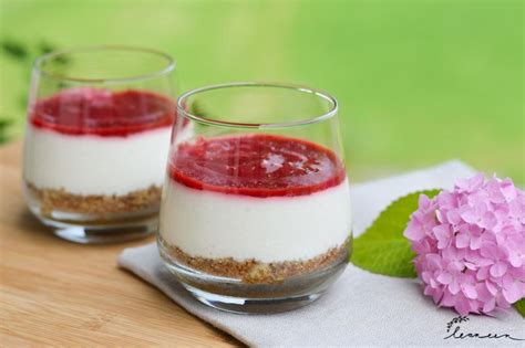 Slojevita sladica v kozarcu z jagodami, piškoti in mascarpone kremo.