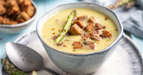 priprava špargljeve juhe - sestavine v ponvi