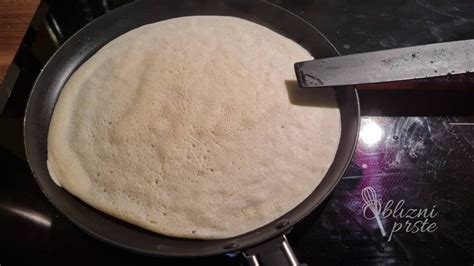 Zmešane sestavine za testo za skutne palačinke v skledi