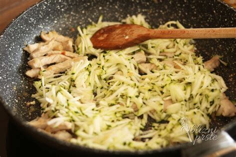 shema priprave krompirjevega narastka z bučkami in zeljem