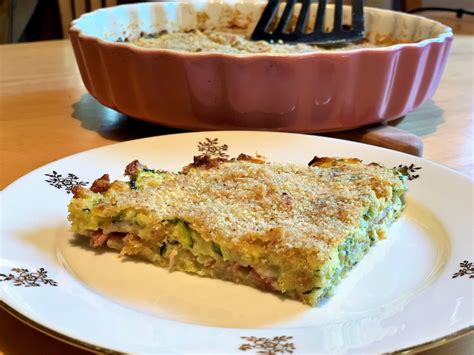 fotografija narastka z bučkami, slanino in sirom, ki se zlato zapeka v pečici