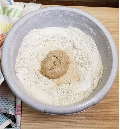 Prikaz različnih faz priprave kruha v domači kuhinji