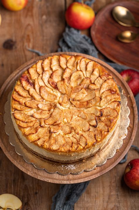 Ilustracija jesenske kostanjeve torte z jabolki