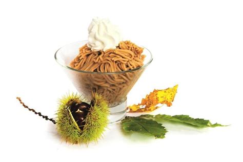 Slika sestavin za kostanjevo kremo, vključno s kostanjevim pirejem in sladko smetano