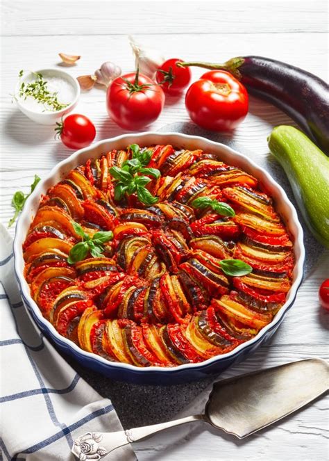 Ilustracija zelenjave, narezane za ratatouille: bučke, jajčevci, paprike, paradižnik