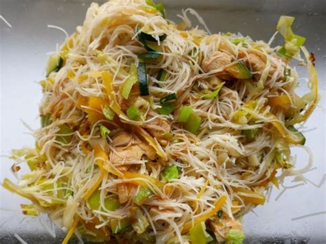 riževi rezanci s zelenjavo v voku