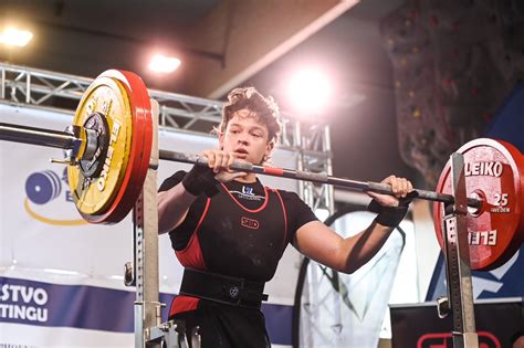 Fotografija zmagovalcev in organizatorjev 5. državnega prvenstva v powerliftingu