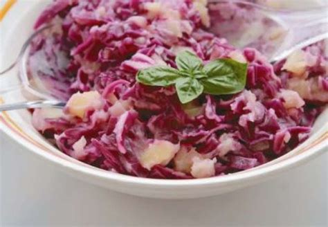 Sestavine za pripravo sladkega rdečega dušenega zelja