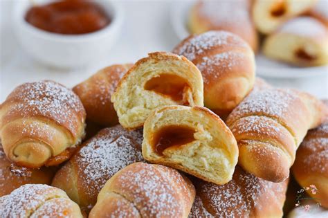 Fotografija mehki kvašenih rogljičkov z makom in marmelado