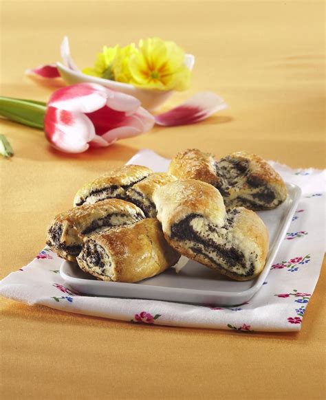 Fotografija sočnega makovega peciva z marmelado in čokolado