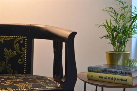 notranjost slaščičarne Flo Cukeraj z vintage pohištvom in klavirjem