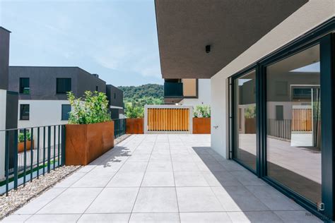 zunanji pogled na slaščičarno Pri parku z veliko teraso