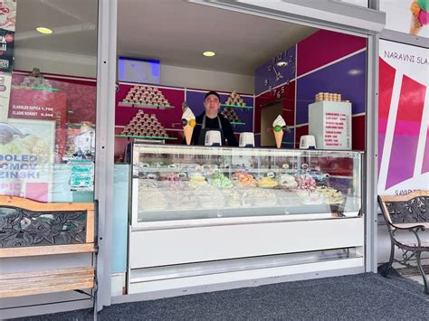 različni sladoledni okusi v banjicah v slaščičarni BETI