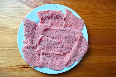 telečji zrezek obložen z žajbljem in pršutom, pripravljen za peko