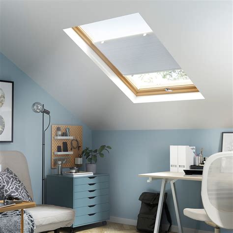 Ilustracija nabiranja listov kodrolistnega ohrovta od spodaj navzgor