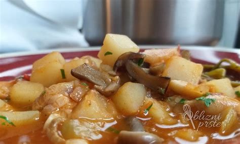 Pripravljen lonec golaževe juhe z dodatkom krompirja