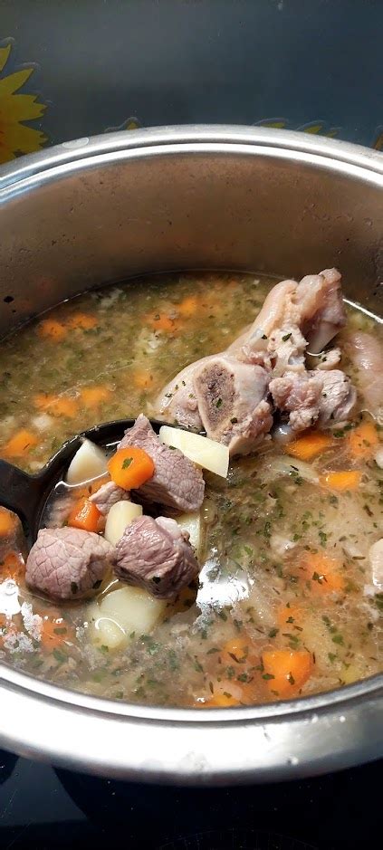 Pripravljen krožnik tradicionalne madžarske golaževe juhe