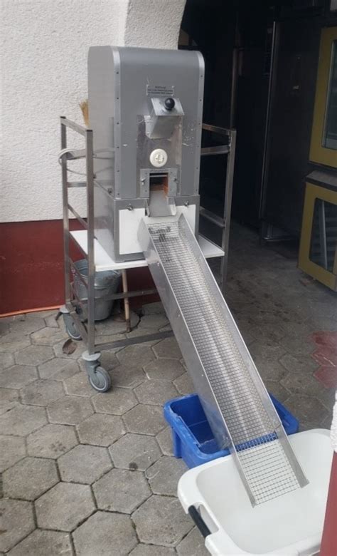 Narezane kocke kruha, razprostrte na kuhinjskem prtičku za sušenje
