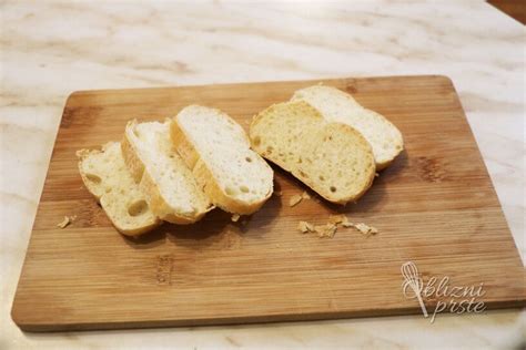 Zlato rjavo popražene kocke kruha v ponvi