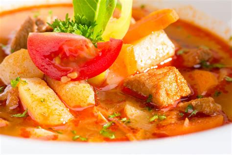 kremna enolončnica s piščancem in zelenjavo v skledi