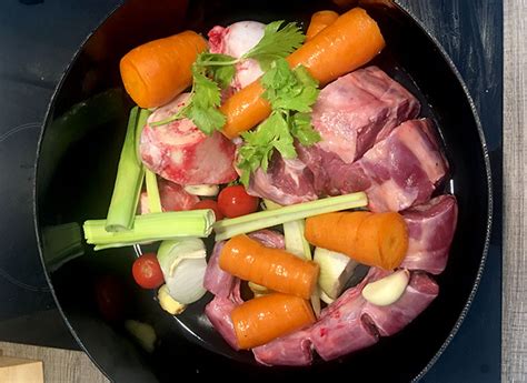 Fotografija različnih vrst svežih jetrc (piščančja, telečja, goveja).