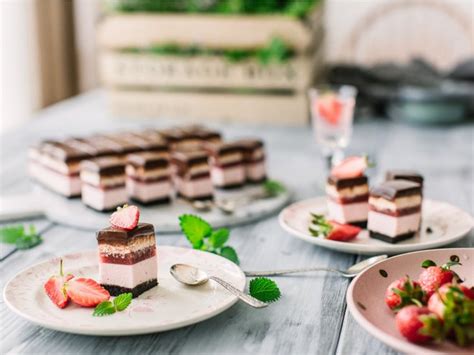 Ilustracija raznolikih skutnih sladic brez peke, ki so pripravljene v kozarcih in tortnih modelih.