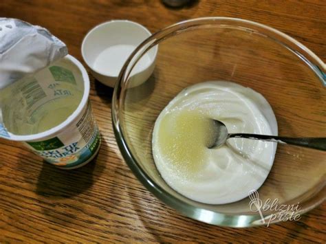 Prikaz postopka priprave jogurta za kremo s pomočjo cedila in gaze.