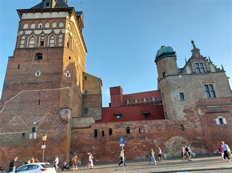 Prikaz postopka marmoriranja malinovega preliva po skutnem nadevu.