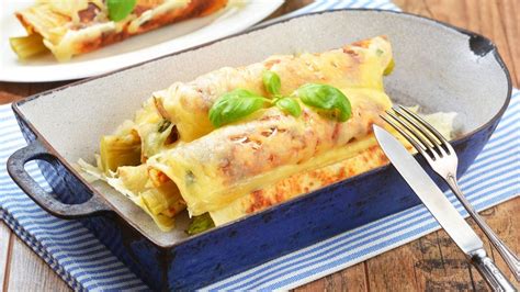 Servirane gratinirane palačinke s šunko in sirom, okusno postrežene