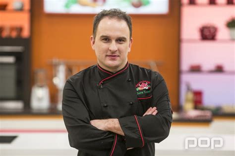 Jure Tomič, žirant oddaje Moja mama kuha bolje, med ocenjevanjem jedi.