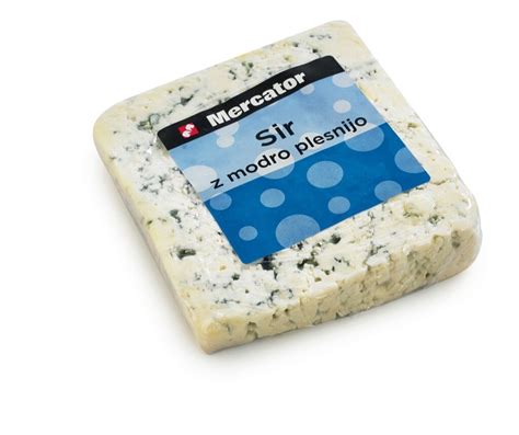 Sir z modro plesnijo, zaviti v aluminijasto folijo, pripravljen za postrežbo.