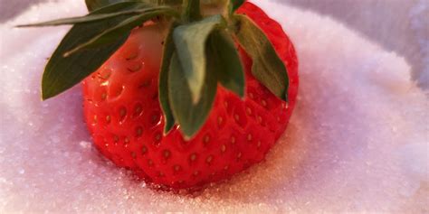 Ilustracija klasične jagodne pite s pogledom na sveže jagode in zlato zapečeno skorjo