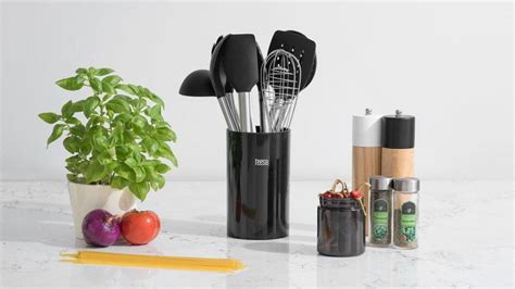 nabor osnovnih kuhinjskih pripomočkov: noži, deske, lonci, ponve