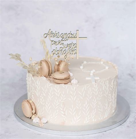 različne slaščičarske mojstrovine: torte, kolači, makroni