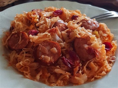 Pripravljeno dušeno kislo zelje s kranjsko klobaso in krompirjem