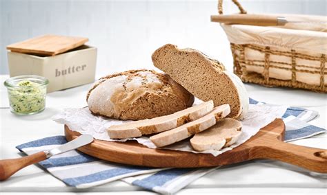 Zavit kvašen kruh, prerezan na dva dela in prepleten, s polnilom iz kislega zelja in kranjske klobase