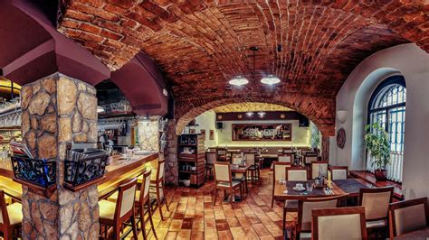 Notranjost gostilne Ana z lesenimi elementi in prijetno osvetlitvijo