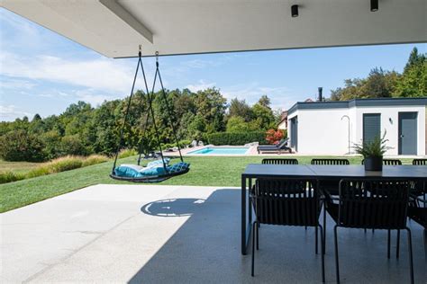 Pogled s terase gostilne Ana na zeleno dolino Loškega Potoka