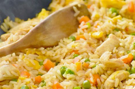 rižota s piščancem in zelenjavo na krožniku