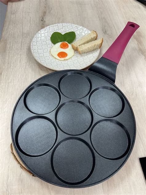 Primerjava različnih vrst ponvi (npr. klasična, za indukcijo, za palačinke) z označenimi prednostmi.