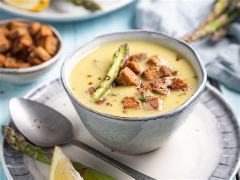 prikaz pripravljene špargljeve juhe z dodatki