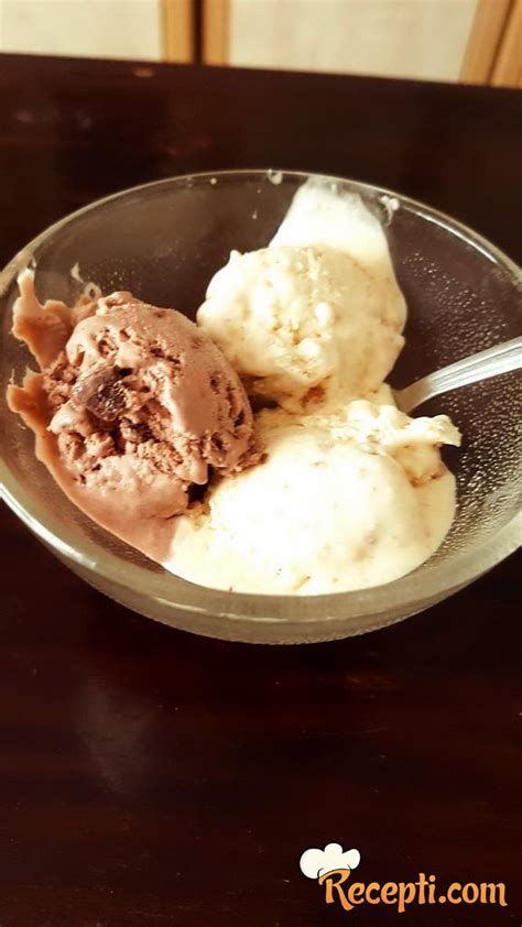 Nabor sestavin za pripravo domačega sladoleda, vključno s smetano, mlekom, sladkorjem in sadjem.