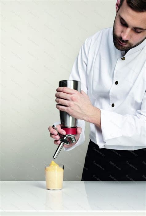 Proces mešanja sladoledne mase v zamrzovalniku z metlico.