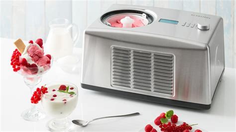 Priprava sladoleda v aparatu za sladoled.